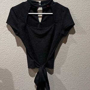 Woman’s Guess medium black crop blouse